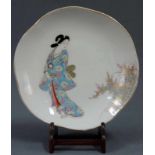 Teller mit Holzstand. Japan. Alt. Geisha. 22 cm Durchmesser. Porzellan. Plate with wooden stand.