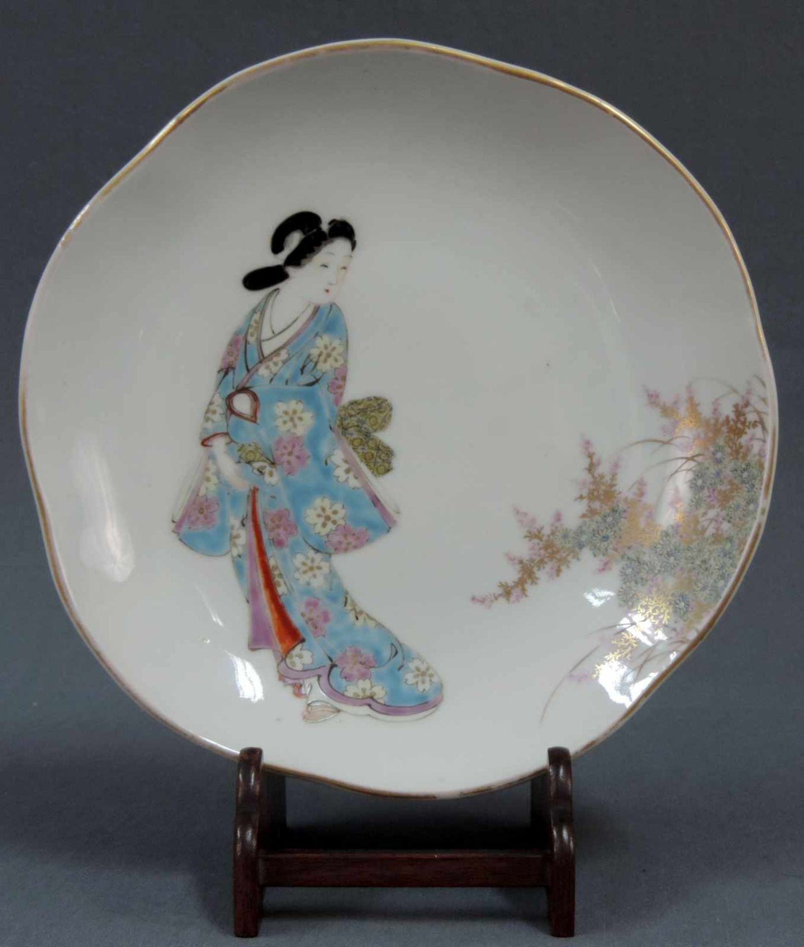 Teller mit Holzstand. Japan. Alt. Geisha. 22 cm Durchmesser. Porzellan. Plate with wooden stand.