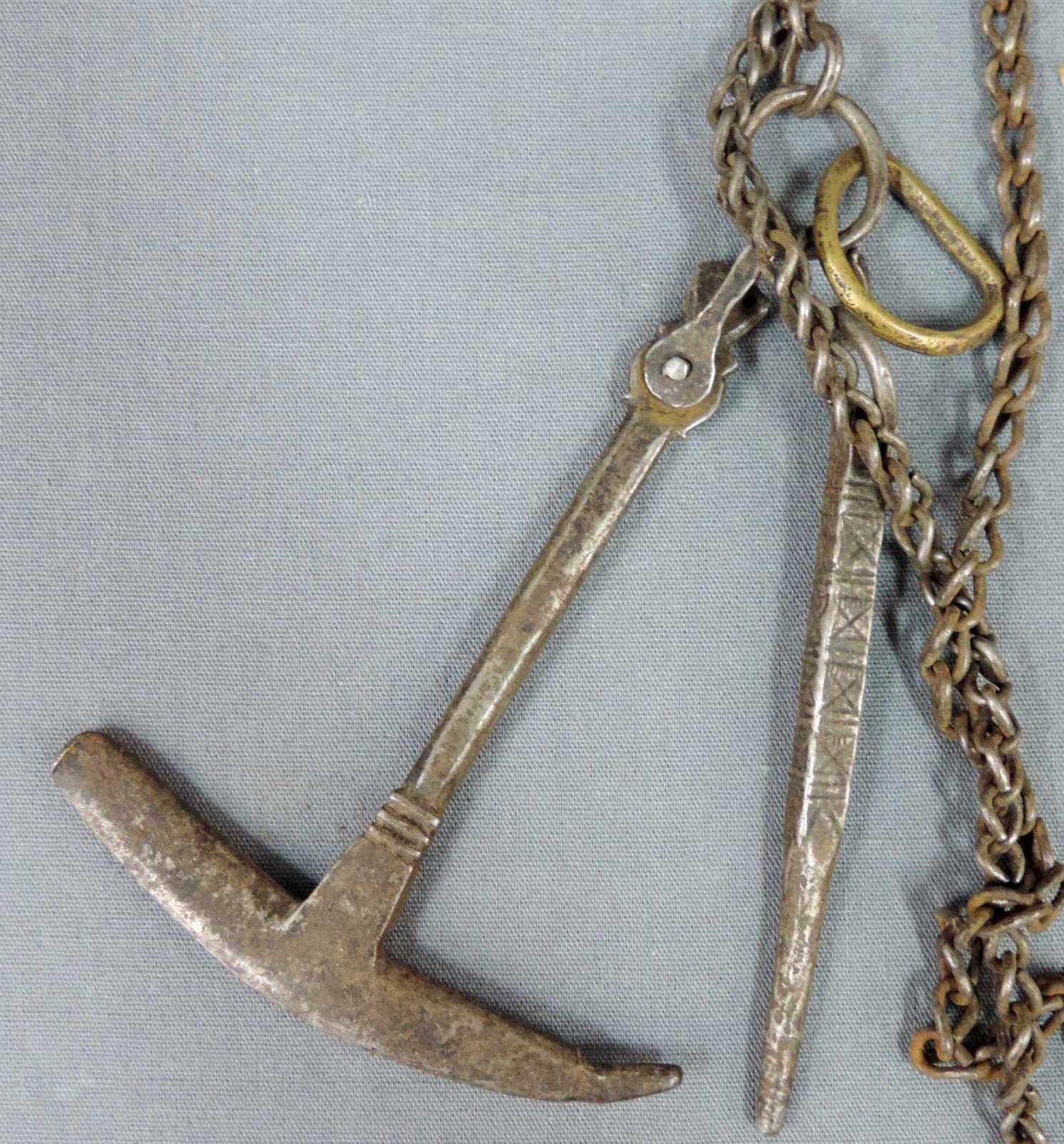 Waffengürtel, Pulverhorn und zwei Pferdepeitschen, verziert. Osmanisch,18.Jahrhundert? Der Gürtel - Bild 2 aus 5