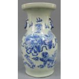 Vase mit 2 Löwen. China, alt. 33,5 cm hoch. Blau - weiß Porzellan. Vase with 2 lions. China, old.