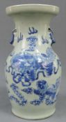 Vase mit 2 Löwen. China, alt. 33,5 cm hoch. Blau - weiß Porzellan. Vase with 2 lions. China, old.