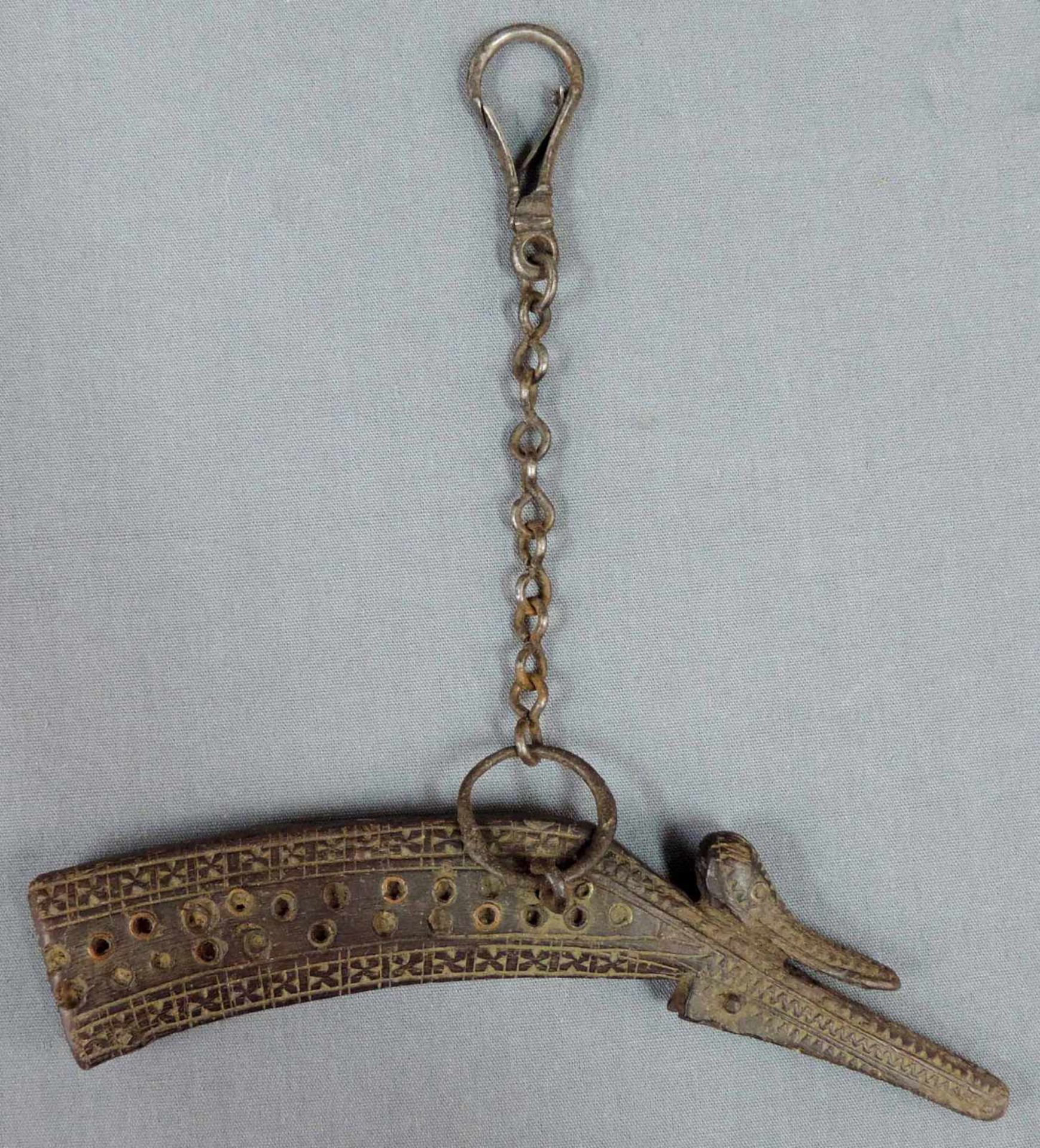 Waffengürtel, Pulverhorn und zwei Pferdepeitschen, verziert. Osmanisch,18.Jahrhundert? Der Gürtel - Bild 3 aus 5
