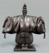 Figur eines chinesischem Gelehrten, Bronze, Qing, China 19. Jahrhundert. 25 cm hoch mit Sockel.