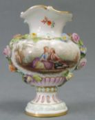 Vase, Meissen. Rokoko - Szene und Rosenverzierung. Höhe circa 9,5 cm. Porzellan. Vase, Meissen.