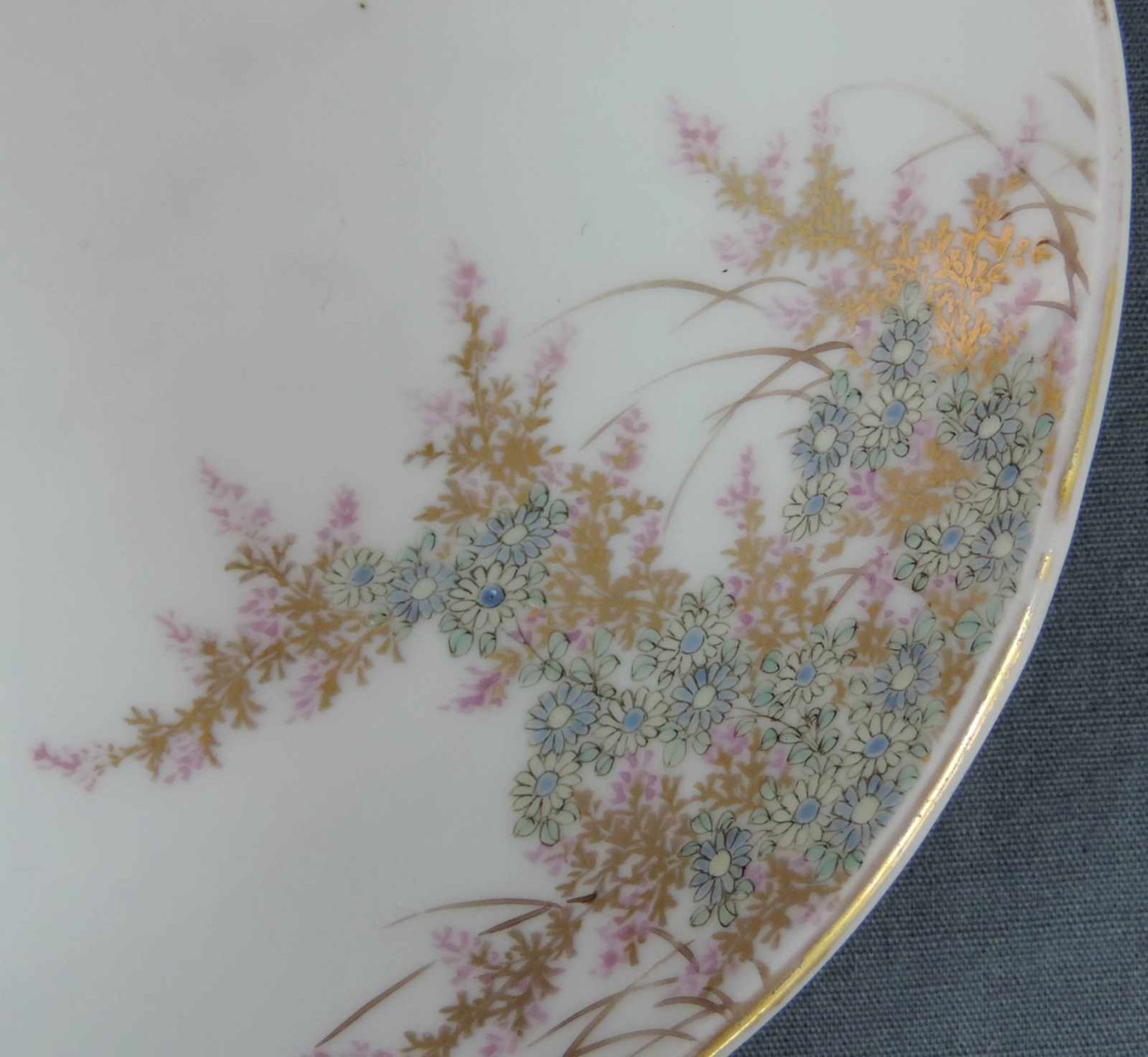 Teller mit Holzstand. Japan. Alt. Geisha. 22 cm Durchmesser. Porzellan. Plate with wooden stand. - Bild 7 aus 9