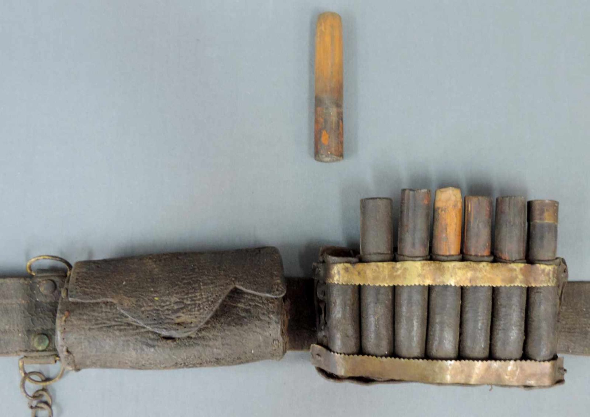 Waffengürtel, Pulverhorn und zwei Pferdepeitschen, verziert. Osmanisch,18.Jahrhundert? Der Gürtel - Bild 5 aus 5