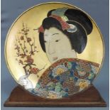 Bildplatte. Vornehme Dame. Japan, Inari. Alt, um 1900. 31 cm Durchmesser. Verso Marken. Portrait