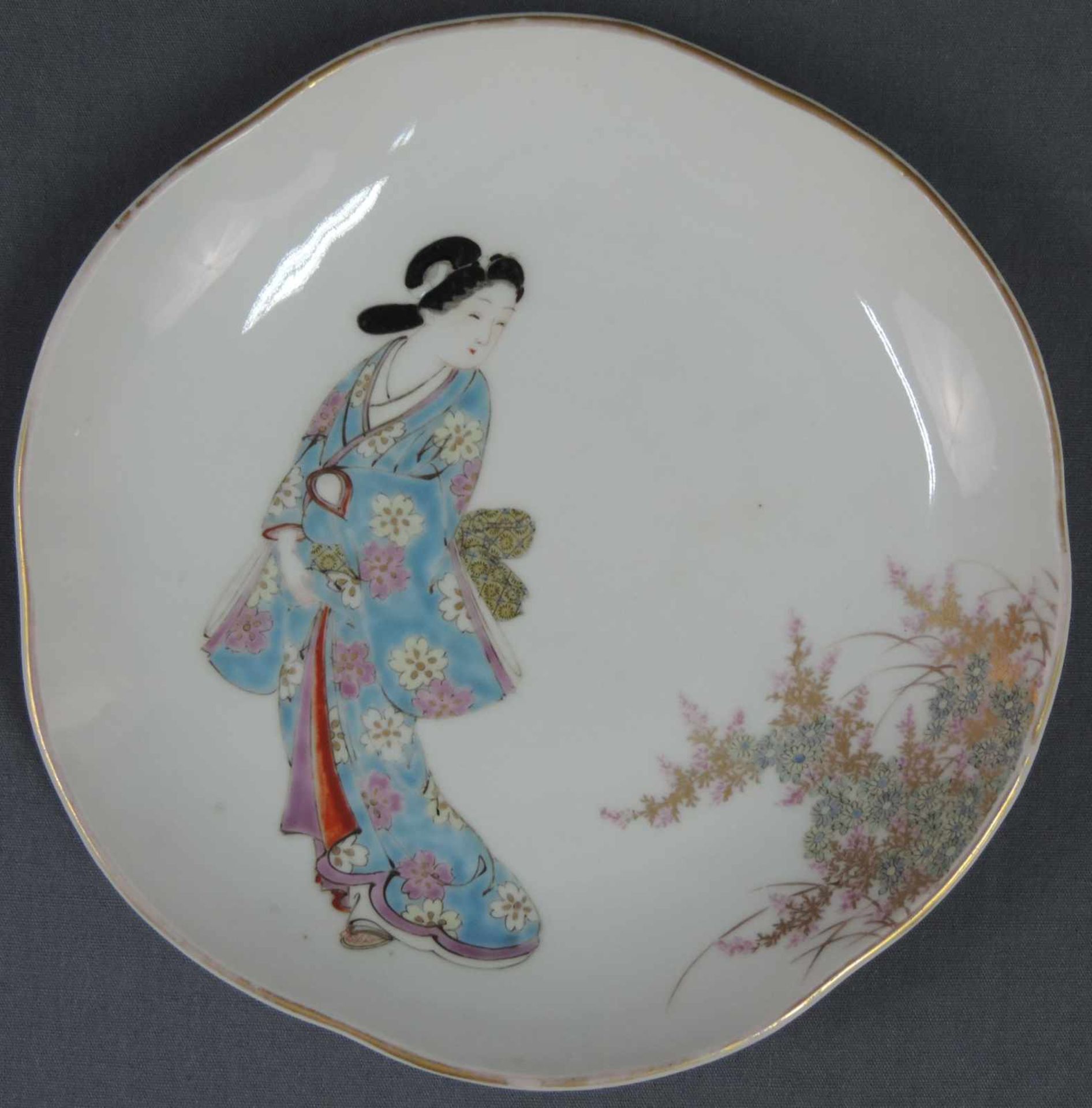 Teller mit Holzstand. Japan. Alt. Geisha. 22 cm Durchmesser. Porzellan. Plate with wooden stand. - Bild 4 aus 9