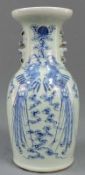 Vase mit 2 Phönix Vögeln. China, alt. 43 cm hoch. Blau - weiß Porzellan. Vase with 2 phoenix