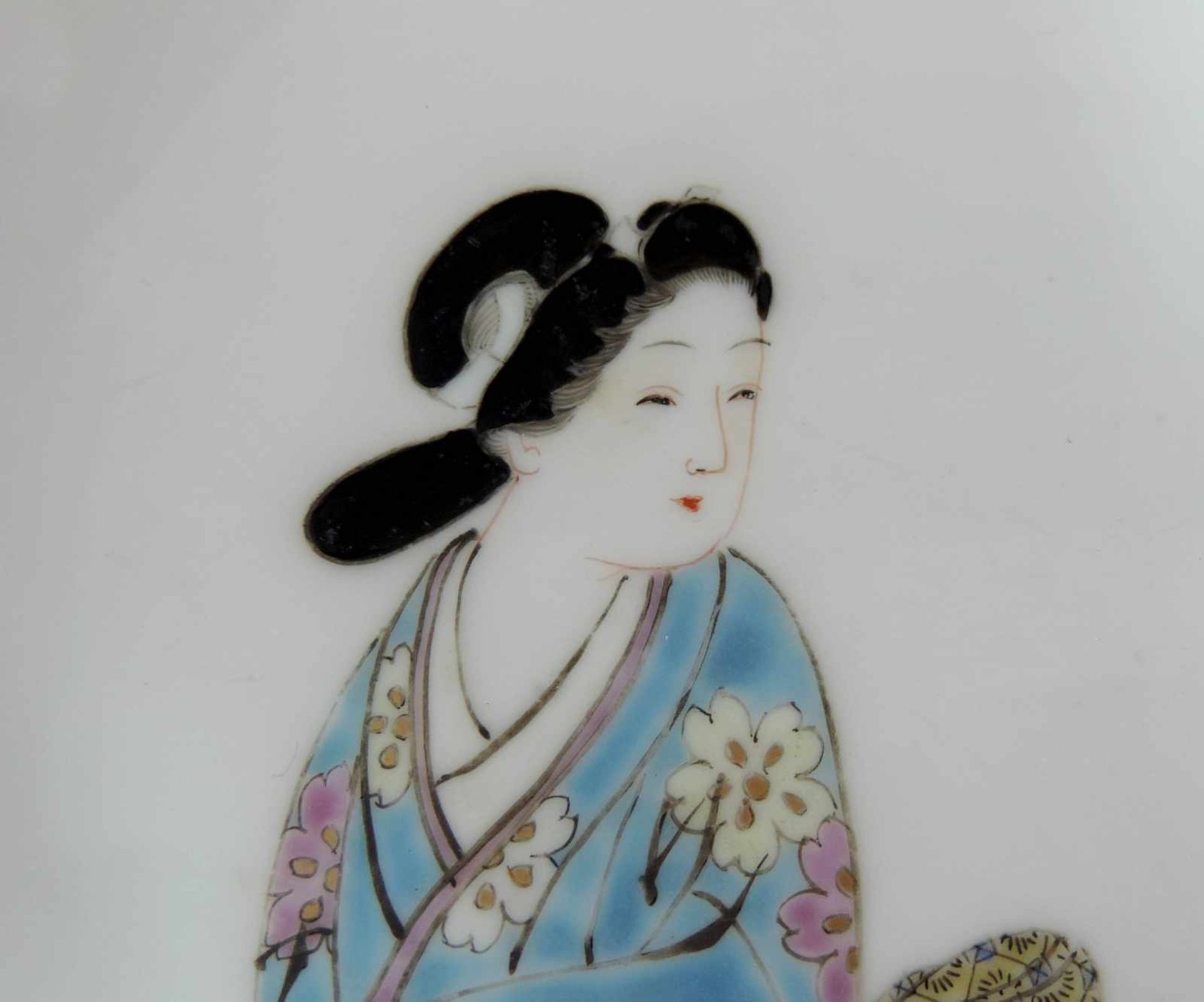 Teller mit Holzstand. Japan. Alt. Geisha. 22 cm Durchmesser. Porzellan. Plate with wooden stand. - Bild 2 aus 9