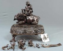 Bronze. Figurenkombination. Buddha auf einem Elefanten. Japan. Alt, wohl 19. Jahrhundert.