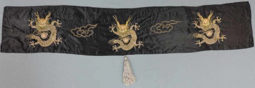 Liturgischer Behang. Japan / China, alt um 1900. 27 cm x 145 cm. Drei imperiale Drachen mit 4 Klauen