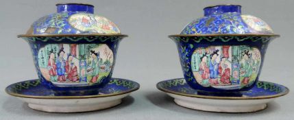 2 Koppchen mit Cloisonne, China. Mit Deckel und Untertasse. Bis 11 cm hoch. 2 bowls with
