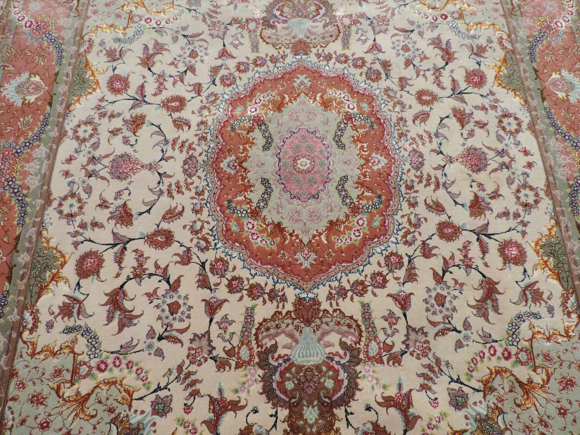 Täbris, Meisterteppich. Korkwolle mit Seide. Sehr fein. Iran. 260 cm x 202 cm. Handgeknüpft. - Bild 4 aus 8
