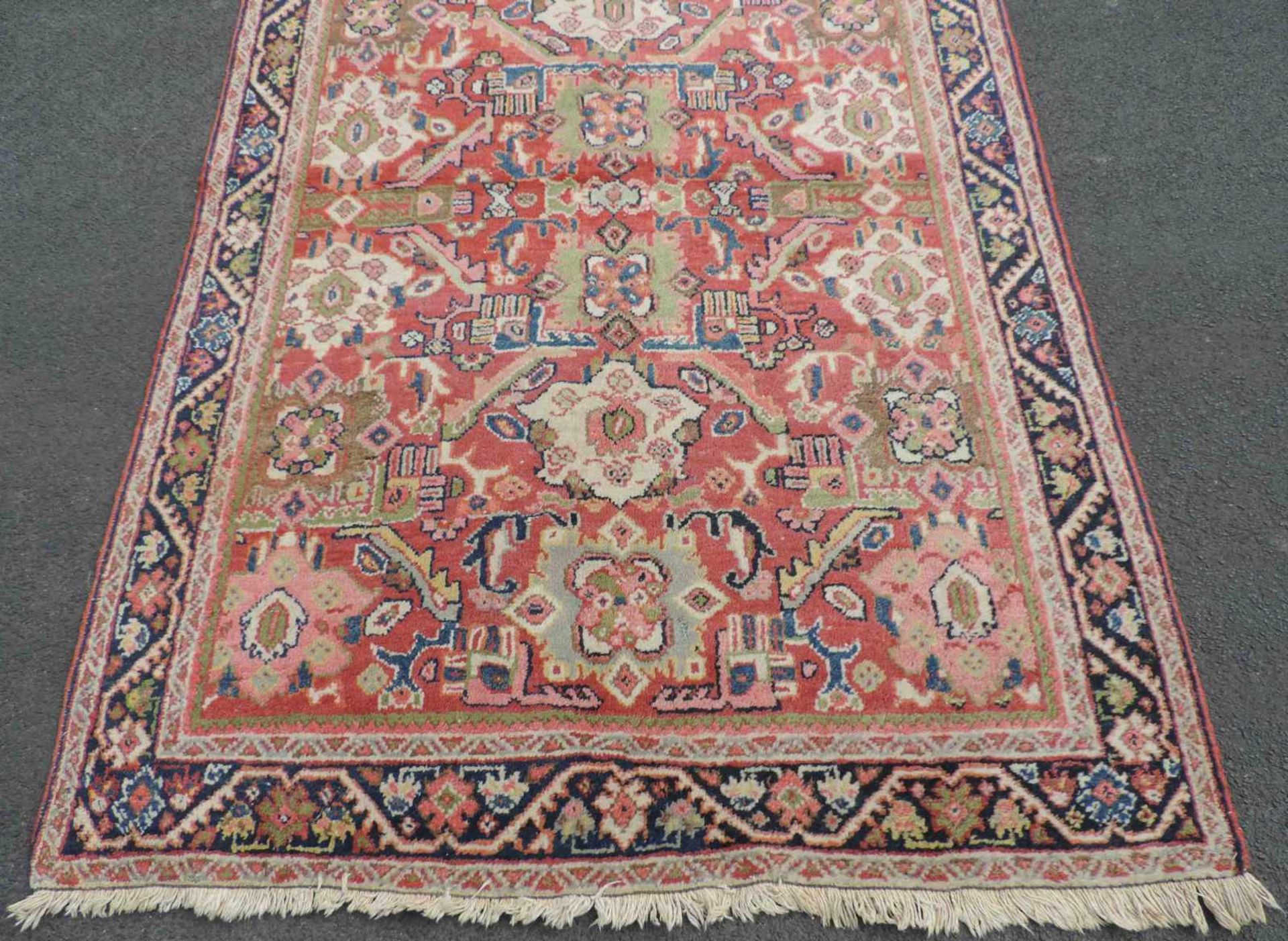 Mahal Teppich. Iran, alt, um 1930. 199 cm x 136 cm. Handgeknüpft. Wolle auf Baumwolle. Mahal rug. - Bild 2 aus 5