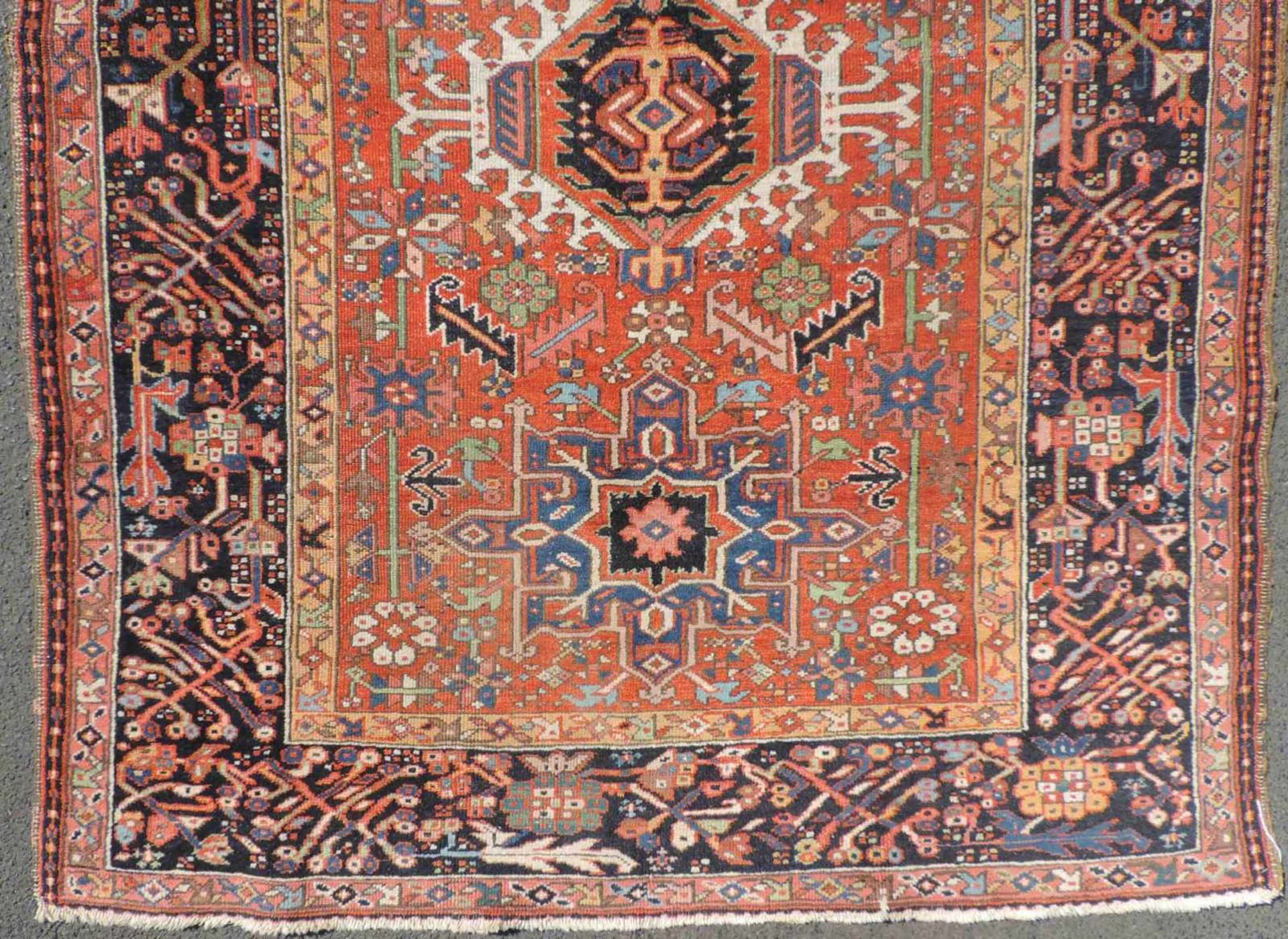 Karadja Dorfteppich. Iran. Alt, um 1930. 185 cm x 141 cm. Handgeknüpft in Nordwestpersien. Wolle auf - Bild 2 aus 5