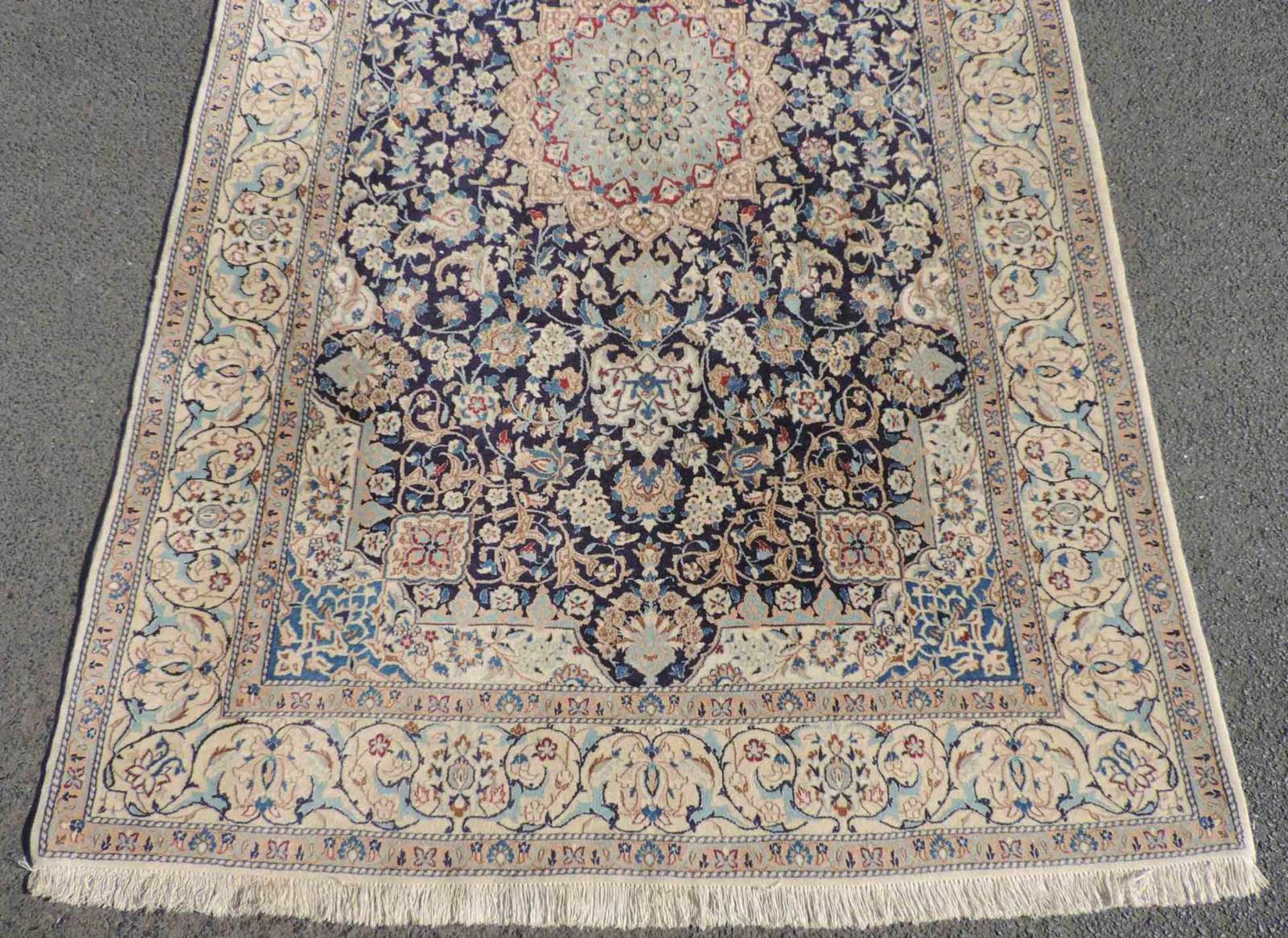 Nain Meisterteppich signiert "Habibian". Iran. Selten feine Knüpfung. 203 cm x 126 cm. Handgeknüpft. - Bild 2 aus 7