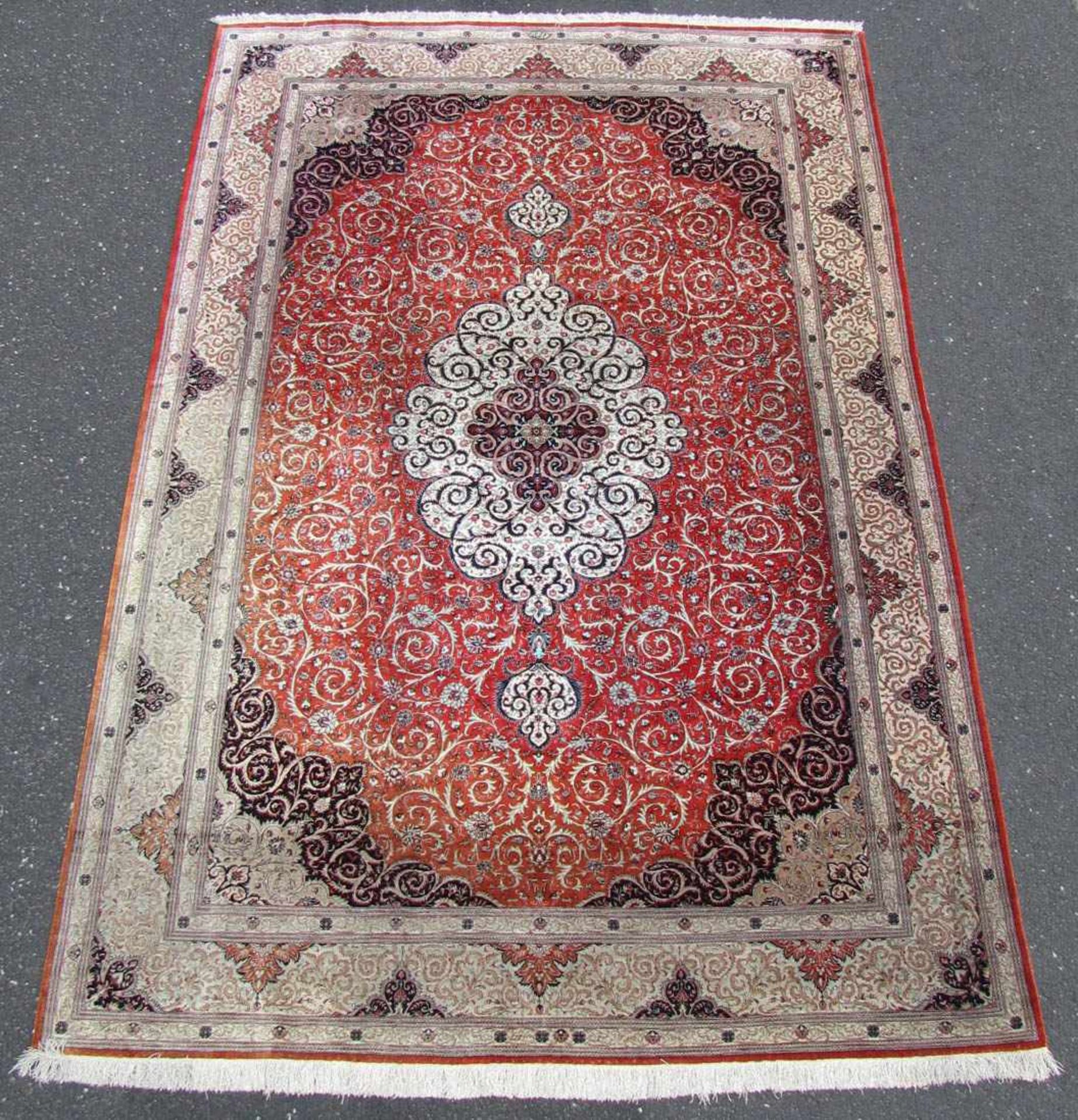 Ghom, Seide auf Seide, Iran. Signiert. Selten feine Knüpfung. 302 cm x 197. Handgeknüpft in Persien.