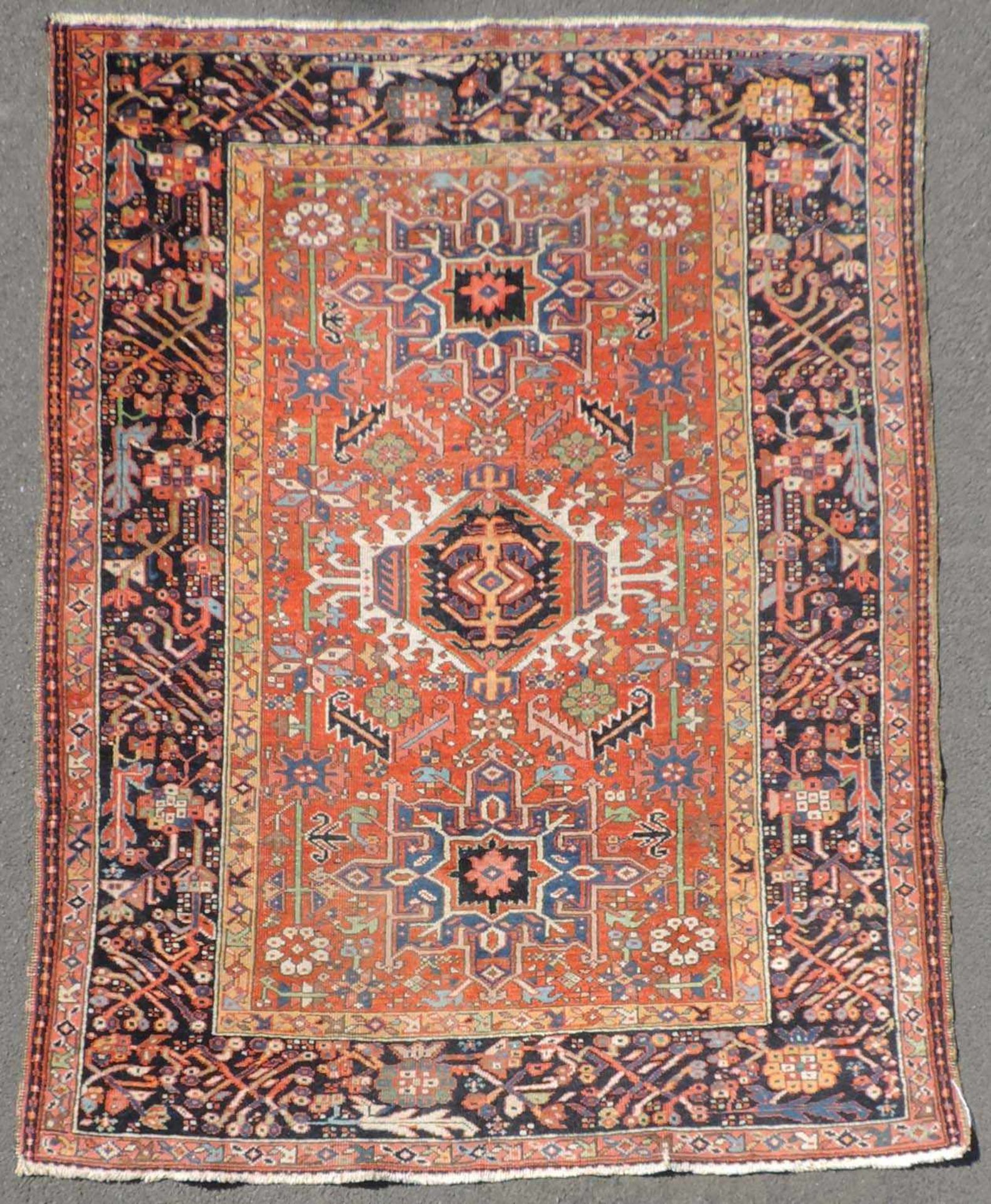 Karadja Dorfteppich. Iran. Alt, um 1930. 185 cm x 141 cm. Handgeknüpft in Nordwestpersien. Wolle auf