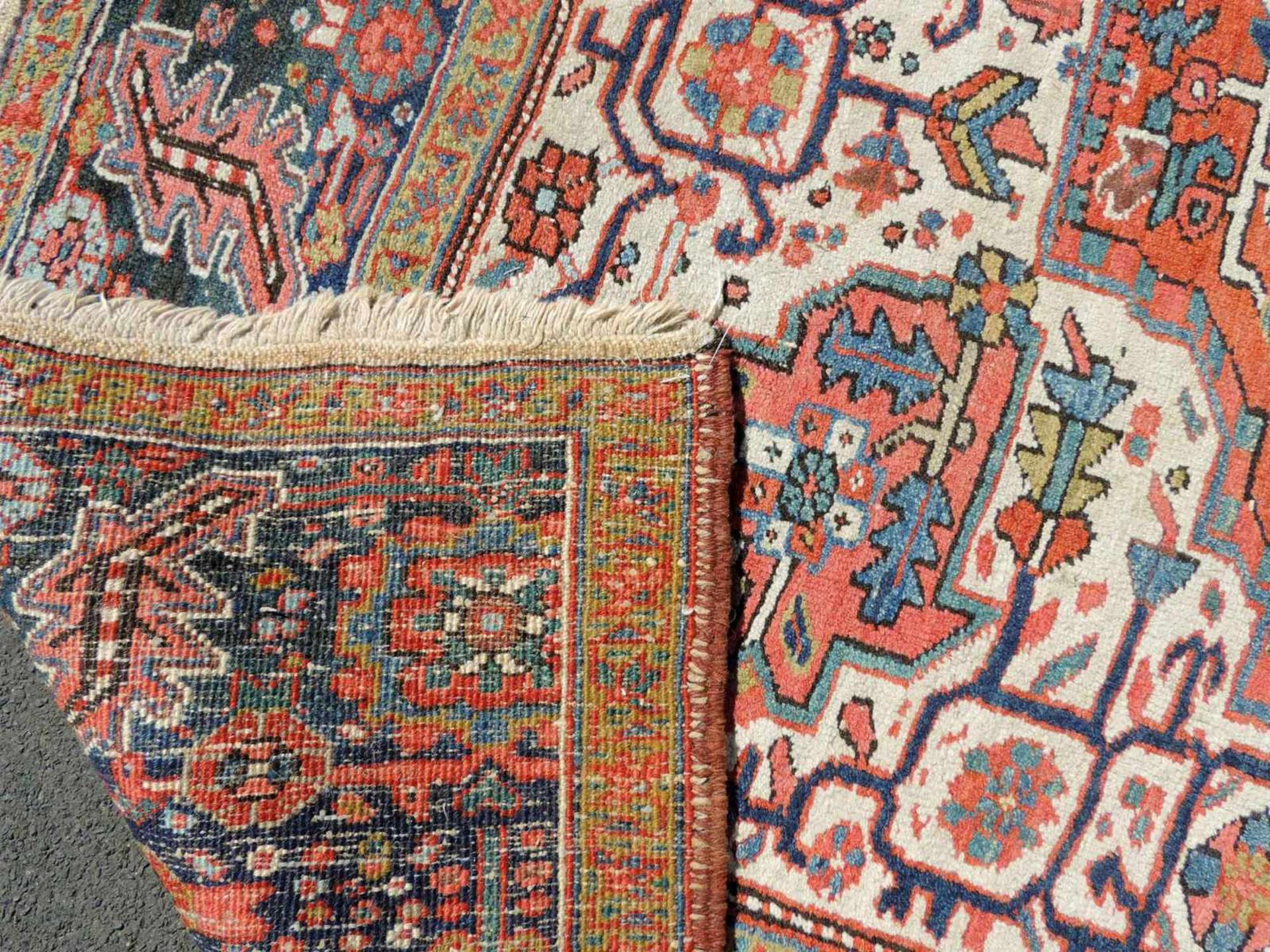 Heriz, Dorfteppich. Iran. Alt, um 1925. 347 cm x 276 cm. Handgeknüpft in Persien. Wolle auf - Bild 7 aus 7