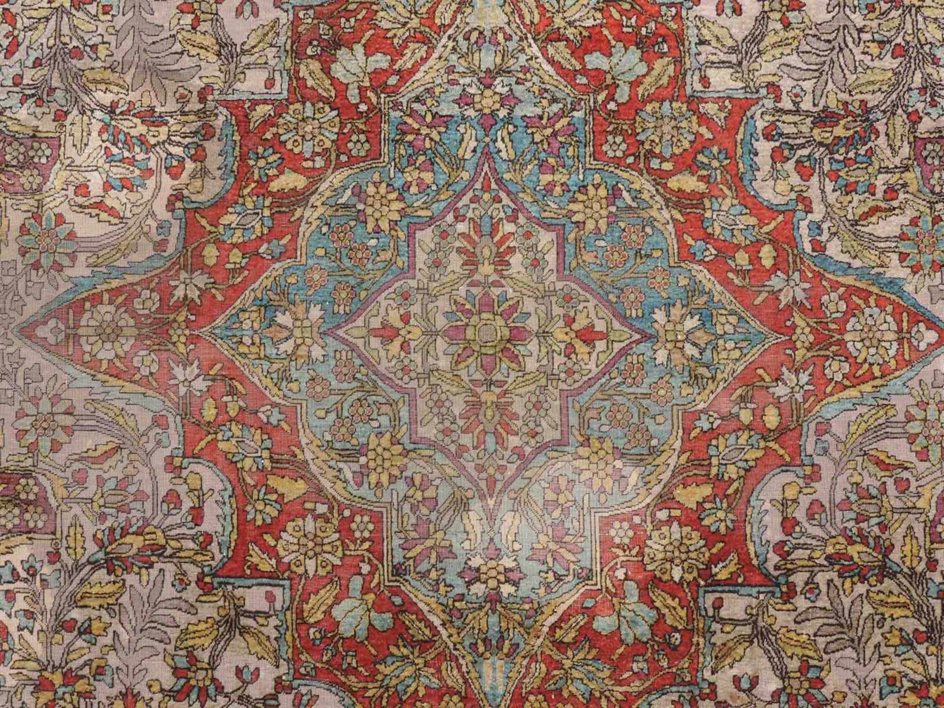 Keschan "Motascham" Orientteppich. Seide. Iran. Antik, um 1910. 205 cm x 133 cm. Handgeknüpft. Seide - Bild 4 aus 6