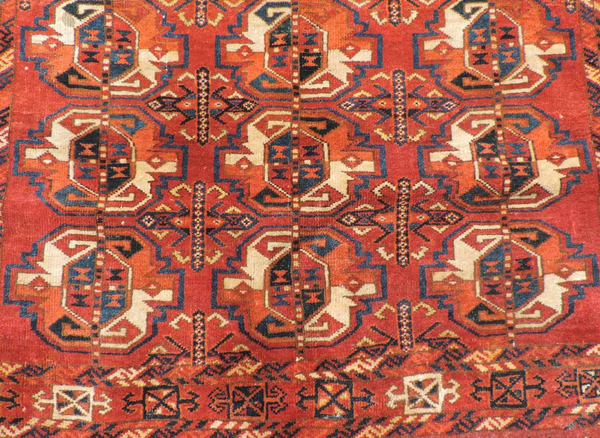 Ersari Behang Stammesteppich. Turkmenistan. Antik, Mitte 19. Jahrhundert. 102 cm x 125 cm. - Bild 6 aus 8