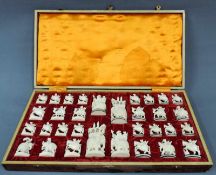 Altes Indisches Schachspiel, Elfenbein, komplett mit 32 Figuren. Bis 12 cm hoch. Elefanten, Kamele