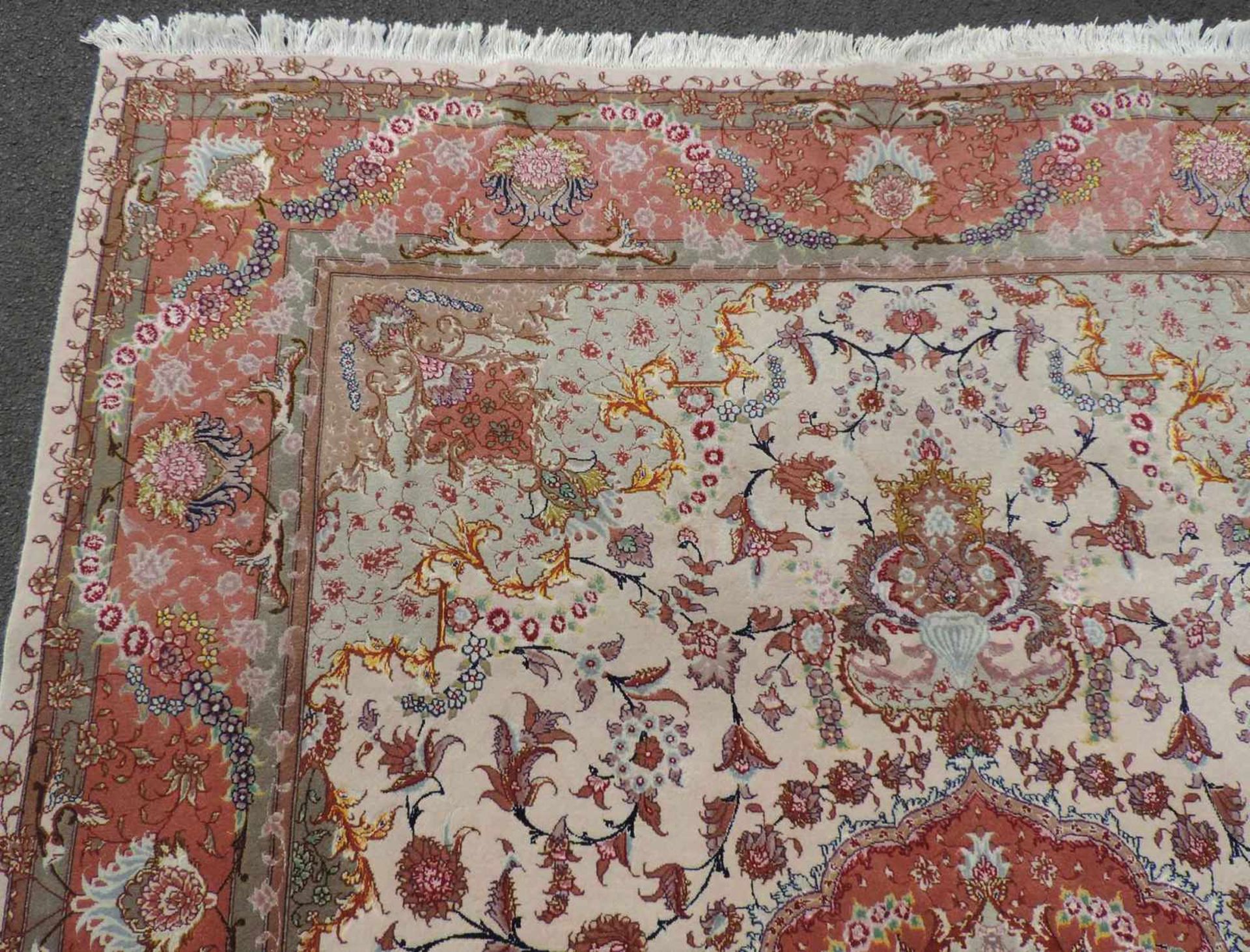 Täbris, Meisterteppich. Korkwolle mit Seide. Sehr fein. Iran. 260 cm x 202 cm. Handgeknüpft. - Bild 6 aus 8