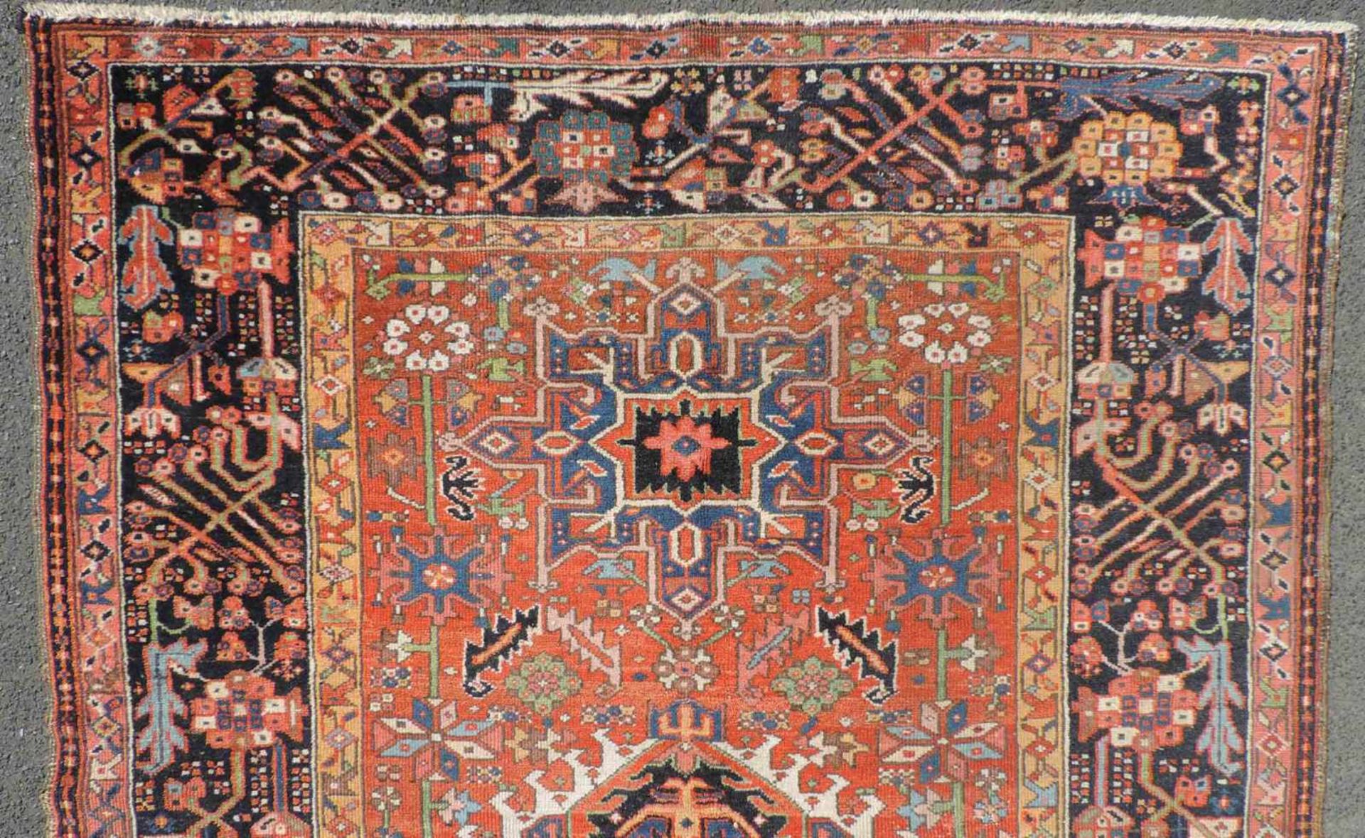 Karadja Dorfteppich. Iran. Alt, um 1930. 185 cm x 141 cm. Handgeknüpft in Nordwestpersien. Wolle auf - Bild 4 aus 5