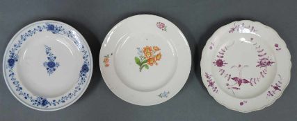 3 Meissen Teller. Marcolinizeit, verschiedene Dekore. Bis 24,5 cm. U. A. teils bestoßen, teils