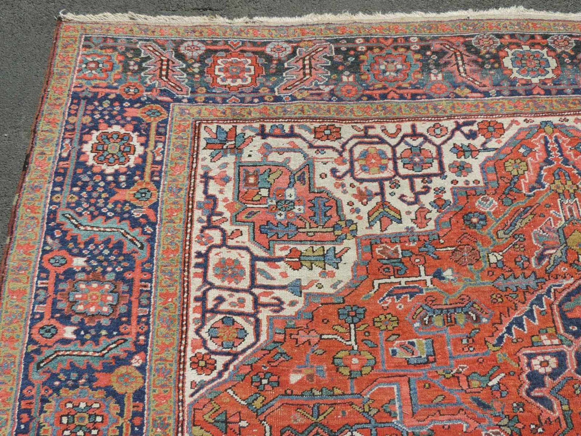 Heriz, Dorfteppich. Iran. Alt, um 1925. 347 cm x 276 cm. Handgeknüpft in Persien. Wolle auf - Bild 6 aus 7