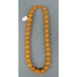 Bernsteinkette. circa 59 cm lang. Amber necklace. About 59 cm long.