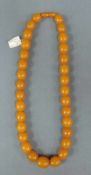 Bernsteinkette. circa 59 cm lang. Amber necklace. About 59 cm long.