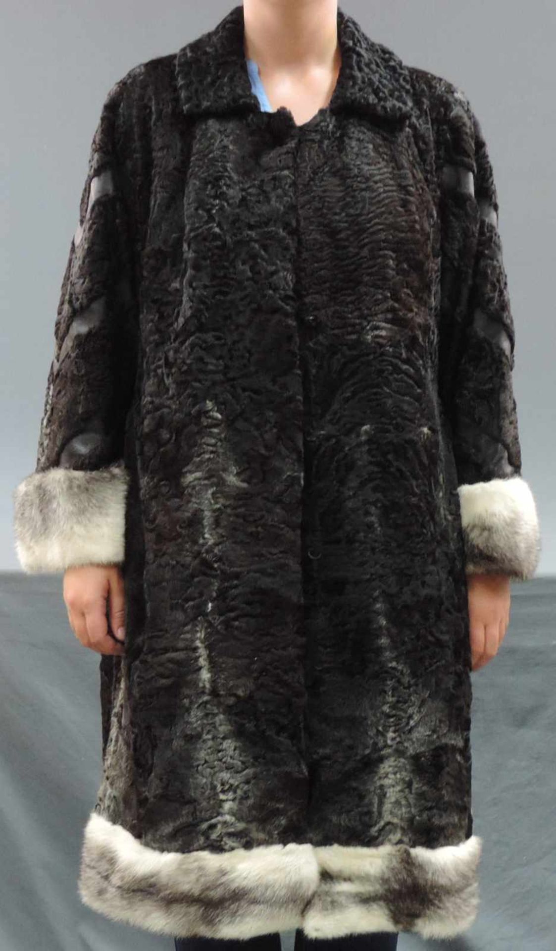 Persianermantel mit Pelzbesatz. Fur coat.