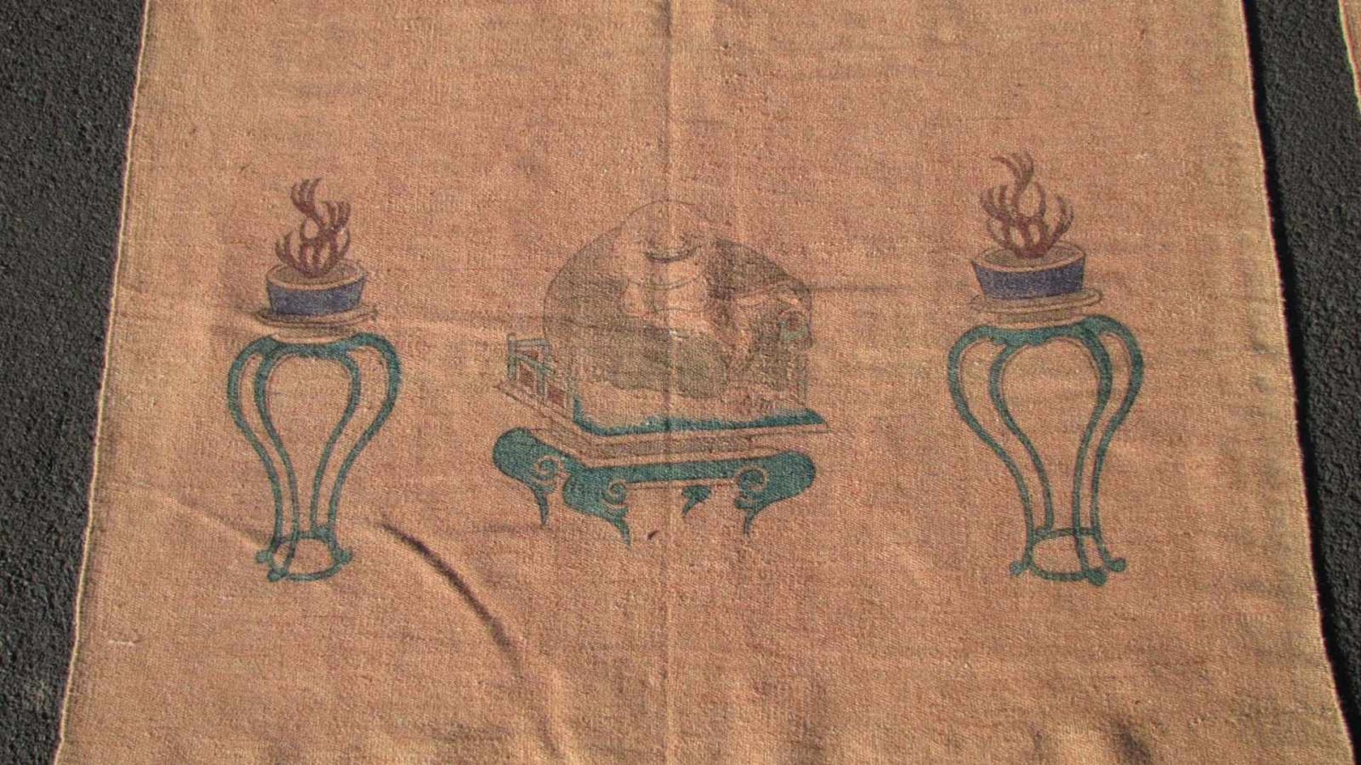 Ein Paar Wandbehänge. China / Mongolei. Um 1900. Je circa 296 cm x 114 cm. Handgewebt. Wolle auf - Bild 5 aus 8