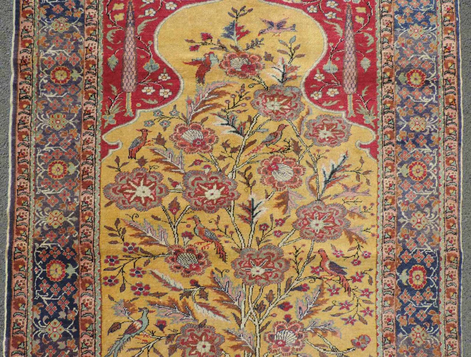 Kayseri Gebetsteppich. Türkei. Antik. Um 1910. 176 cm x 122 cm. Handgeknüpft. Wolle auf Baumwolle. - Bild 3 aus 6