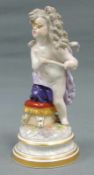 Meissen Figur, Putto mit Brille. "L. 115". Knaufzeit. 20 cm hoch. U. a. unvollständig, bestoßen.