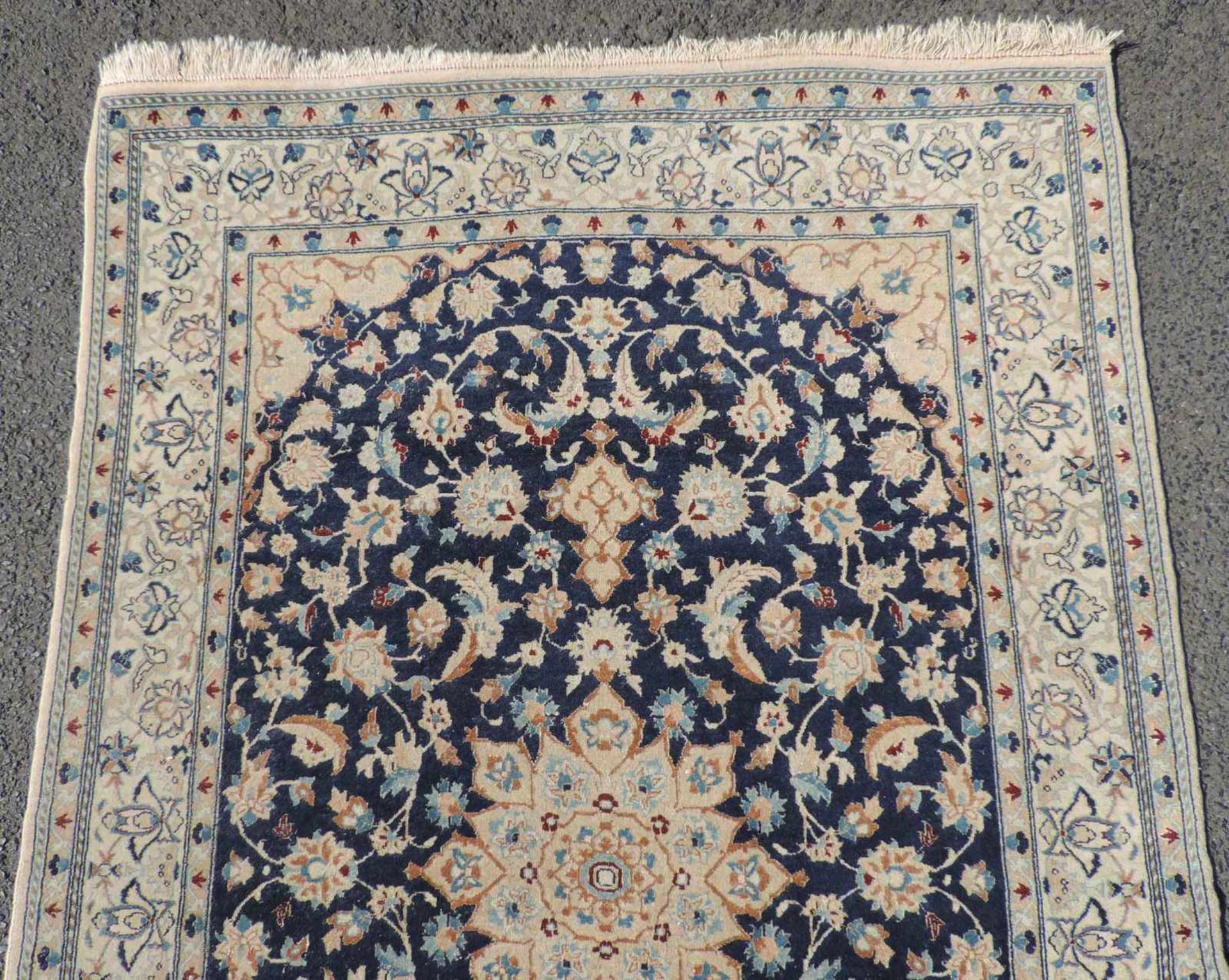 Nain Manufakturteppich. Iran. Selten feine Knüpfung. 118 cm x 97 cm. Handgeknüpft. Korkwolle auf - Bild 3 aus 5