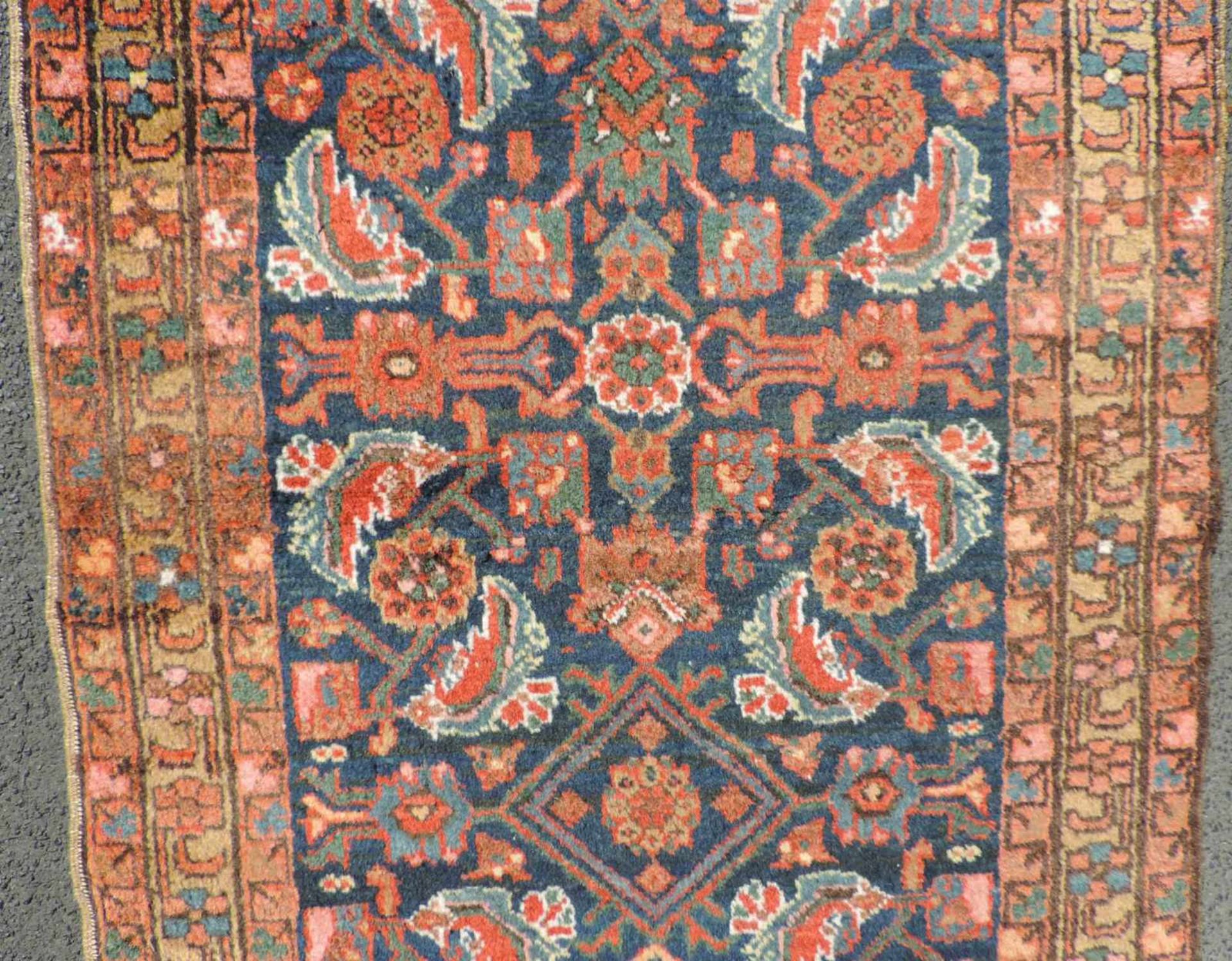 Heris Galerie. Dorfteppich. Iran. Alt, um 1920. 346 cm x 87 cm. Handgeknüpft. Wolle auf Baumwolle. - Bild 5 aus 7