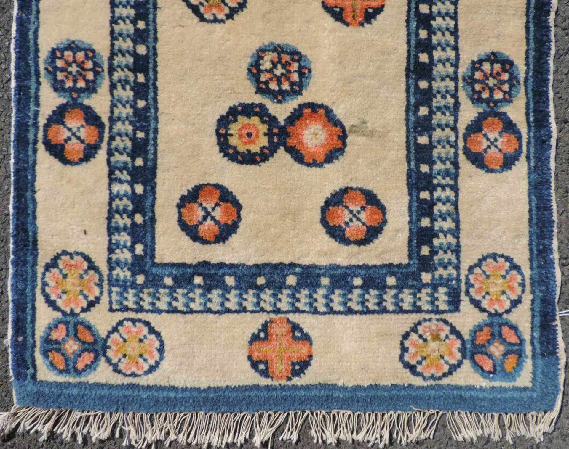 Pau Tou Meditationsteppich. China, antik, um 1900. 87 cm x 50 cm. Handgeknüpft, Wolle auf Baumwolle. - Bild 2 aus 4