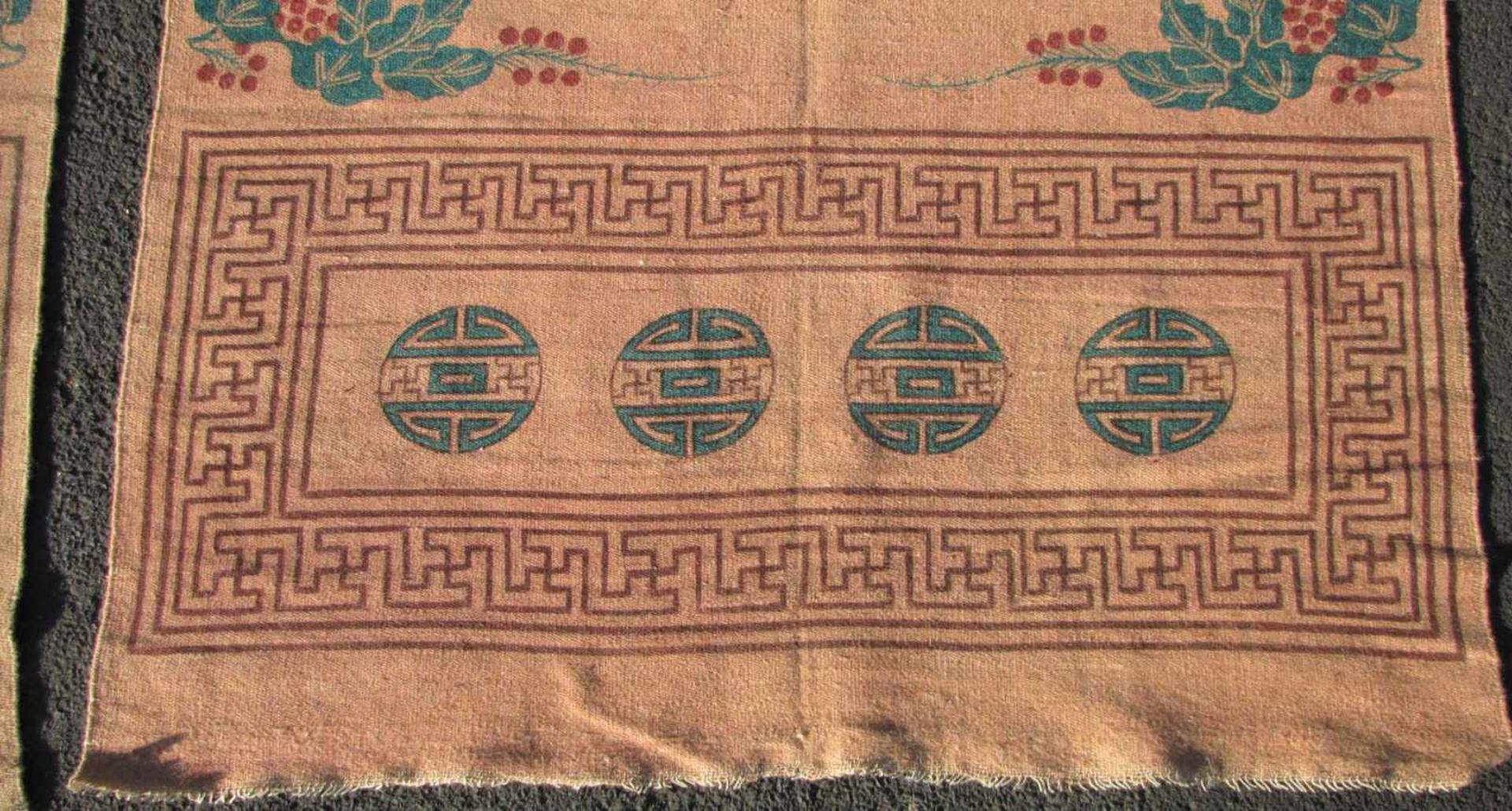 Ein Paar Wandbehänge. China / Mongolei. Um 1900. Je circa 296 cm x 114 cm. Handgewebt. Wolle auf - Bild 3 aus 8