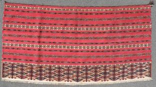 Tekke "AK" Tschowal. Turkmenistan. 19. Jahrhundert. 73 cm x 143 cm. Handgeknüpft und Handgewebt.