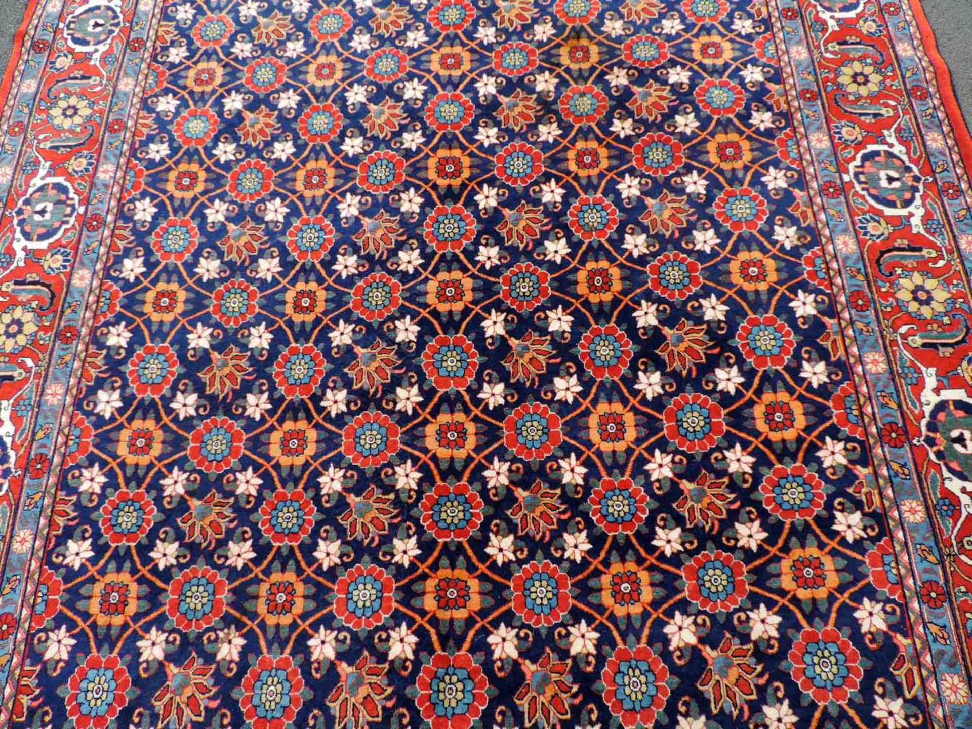 Weramin Manfakturteppich. Iran, alt, um 1940. 308 cm x 210 cm. Handgeknüpft. Wolle auf Baumwolle. - Bild 4 aus 7