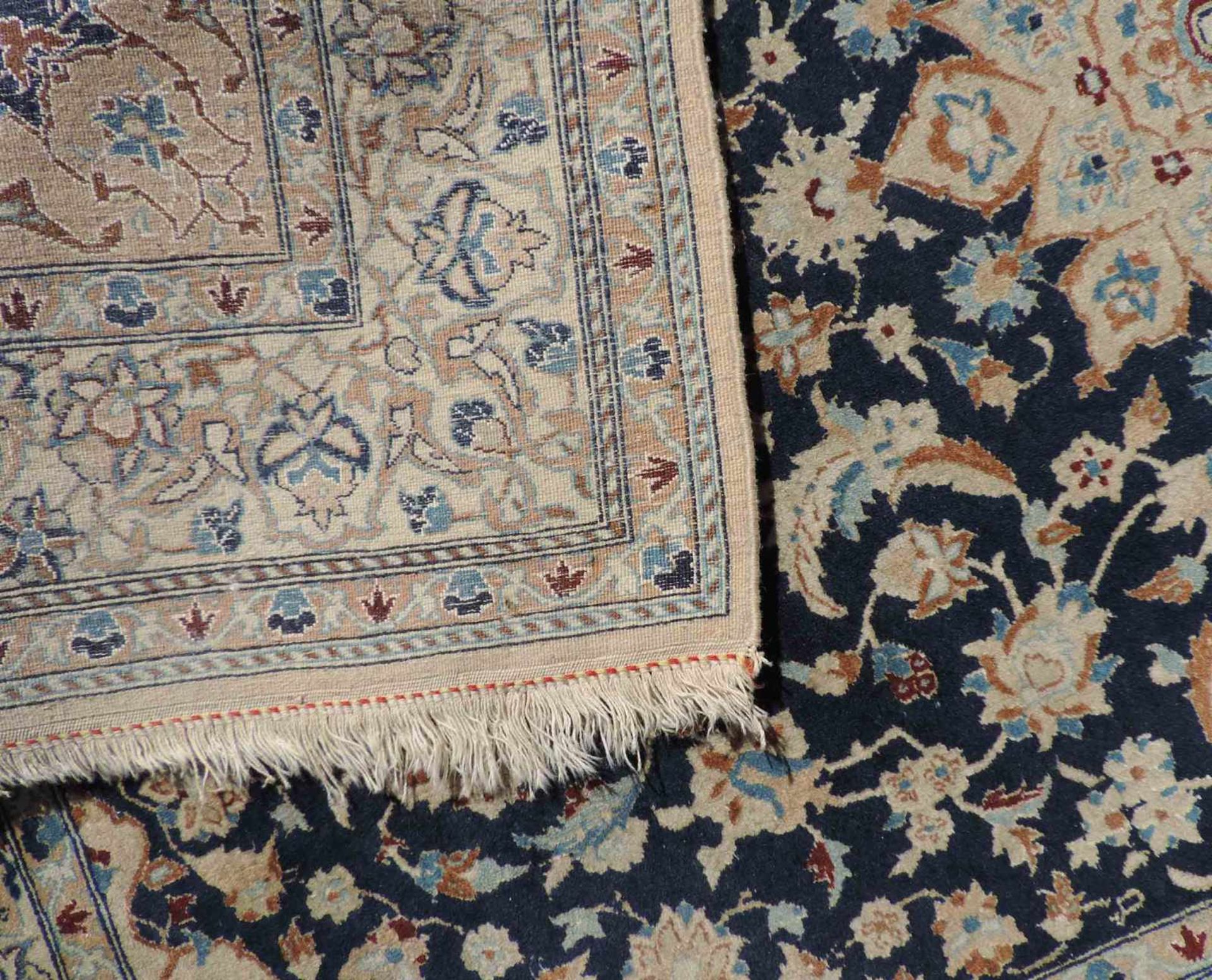 Nain Manufakturteppich. Iran. Selten feine Knüpfung. 118 cm x 97 cm. Handgeknüpft. Korkwolle auf - Bild 4 aus 5