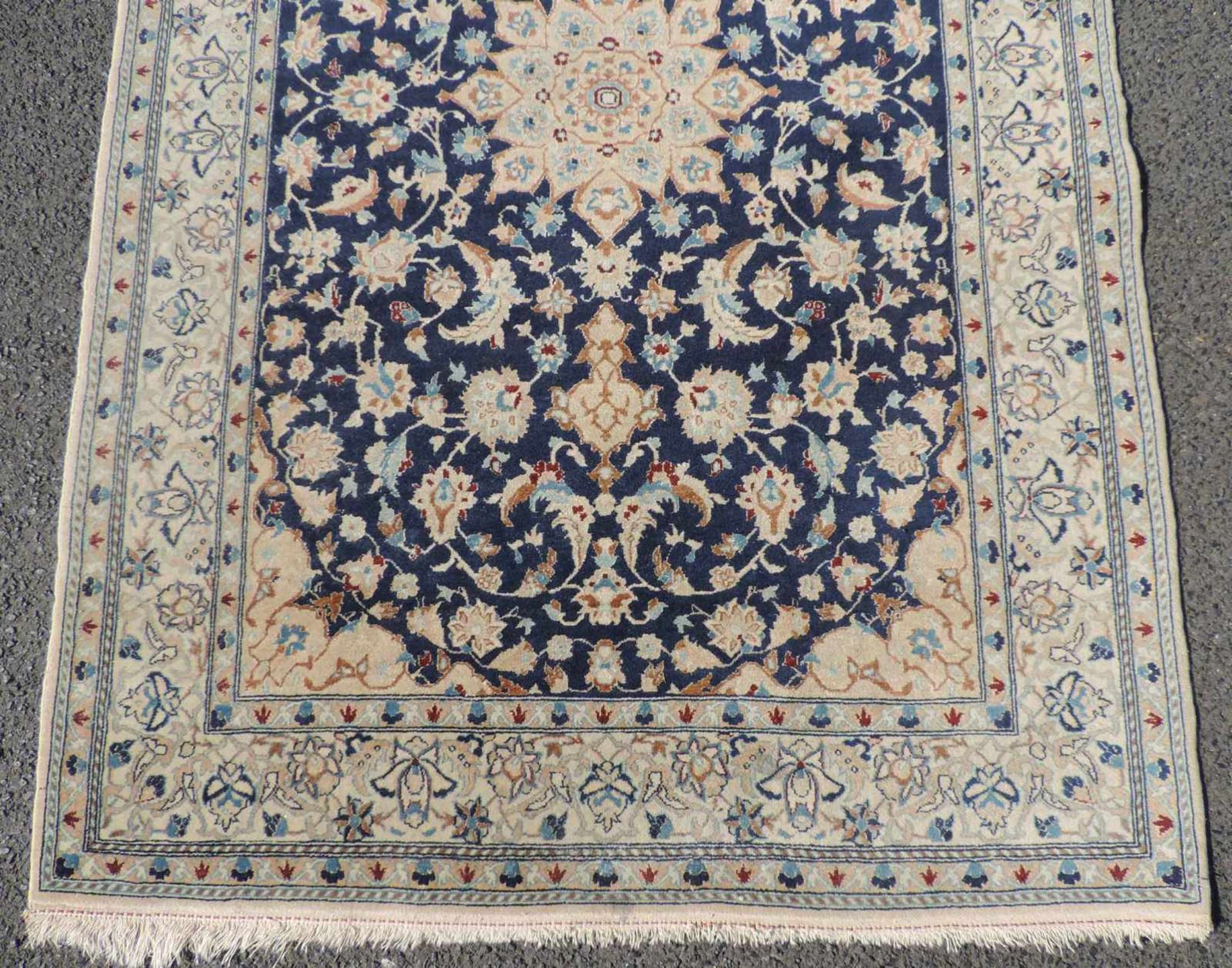 Nain Manufakturteppich. Iran. Selten feine Knüpfung. 118 cm x 97 cm. Handgeknüpft. Korkwolle auf - Bild 2 aus 5