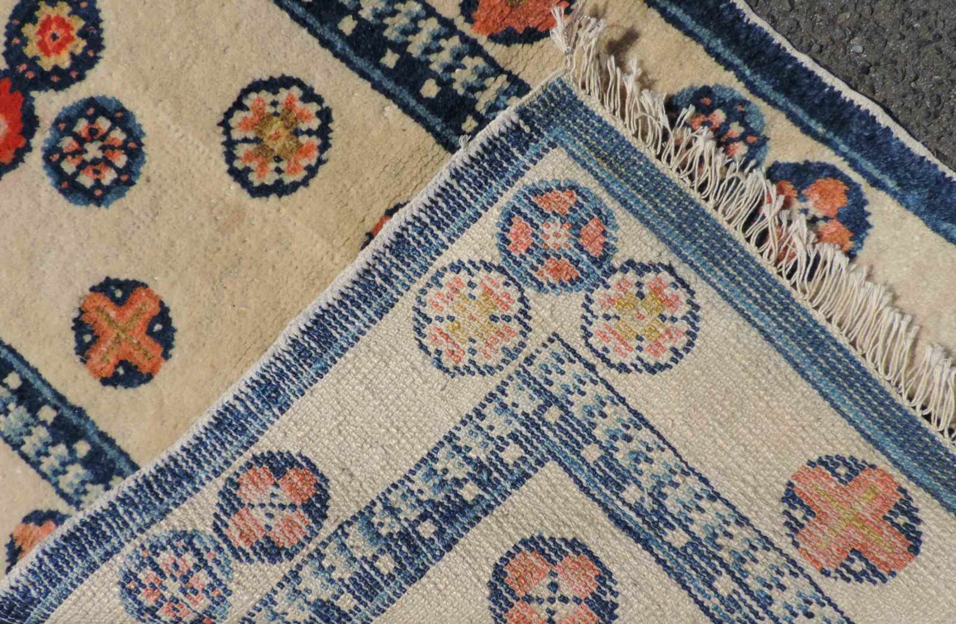 Pau Tou Meditationsteppich. China, antik, um 1900. 87 cm x 50 cm. Handgeknüpft, Wolle auf Baumwolle. - Bild 4 aus 4