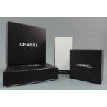 2 Chanel Schachteln und ein Parfümkarton. Dazu ein Deckel einer Schachtel. Für Modeschmuck.