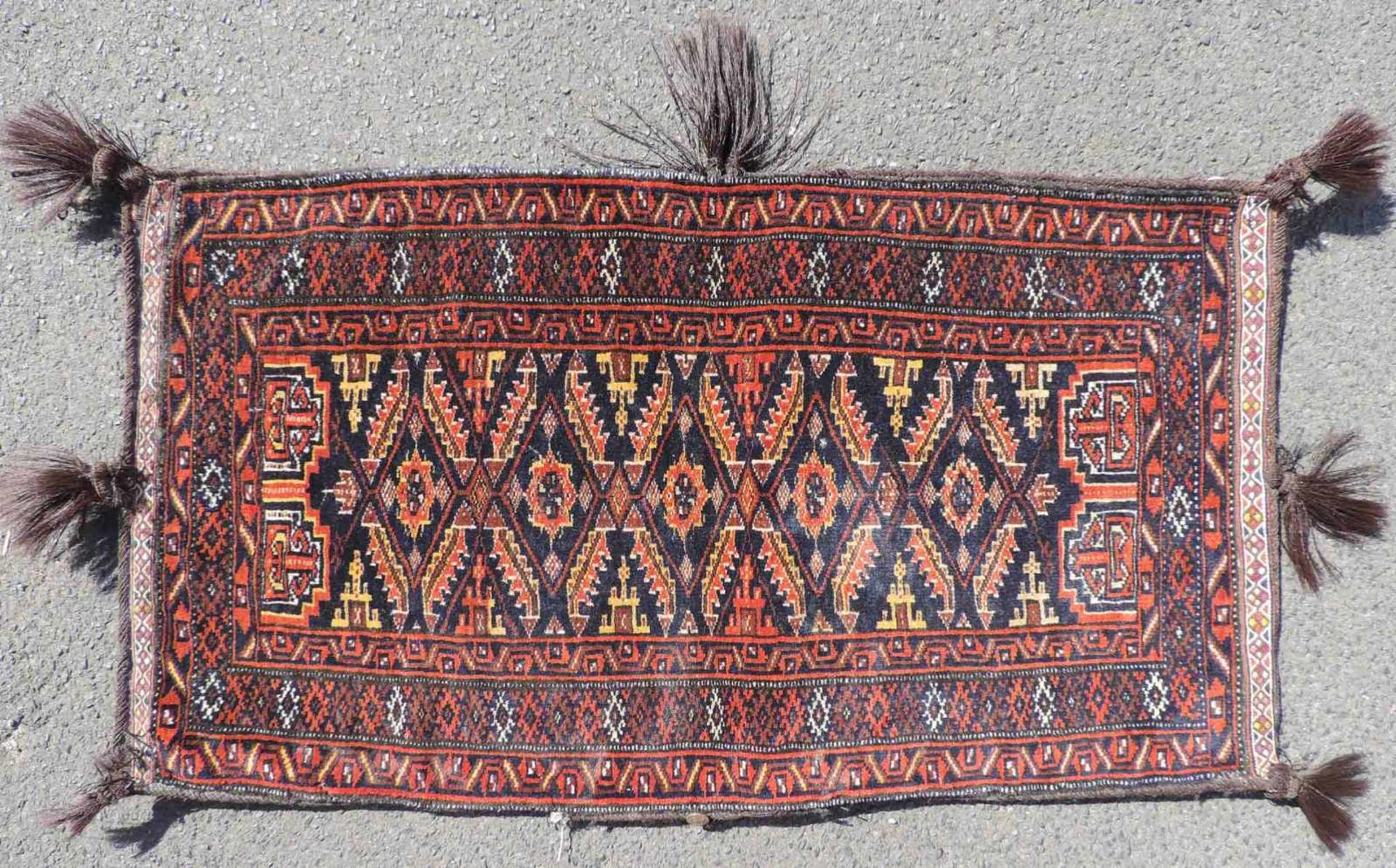 Belutsch Balischt, Stammesteppich. Iran, alt um 1920. 75 cm x 43 cm. Handgeknüpft. Wolle auf