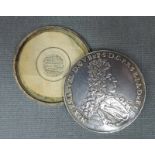 Microschrift in einer Silbermünze u.a. bezeichnet 1694. 45 mm Durchmesser. Micro - kaligraphy in a