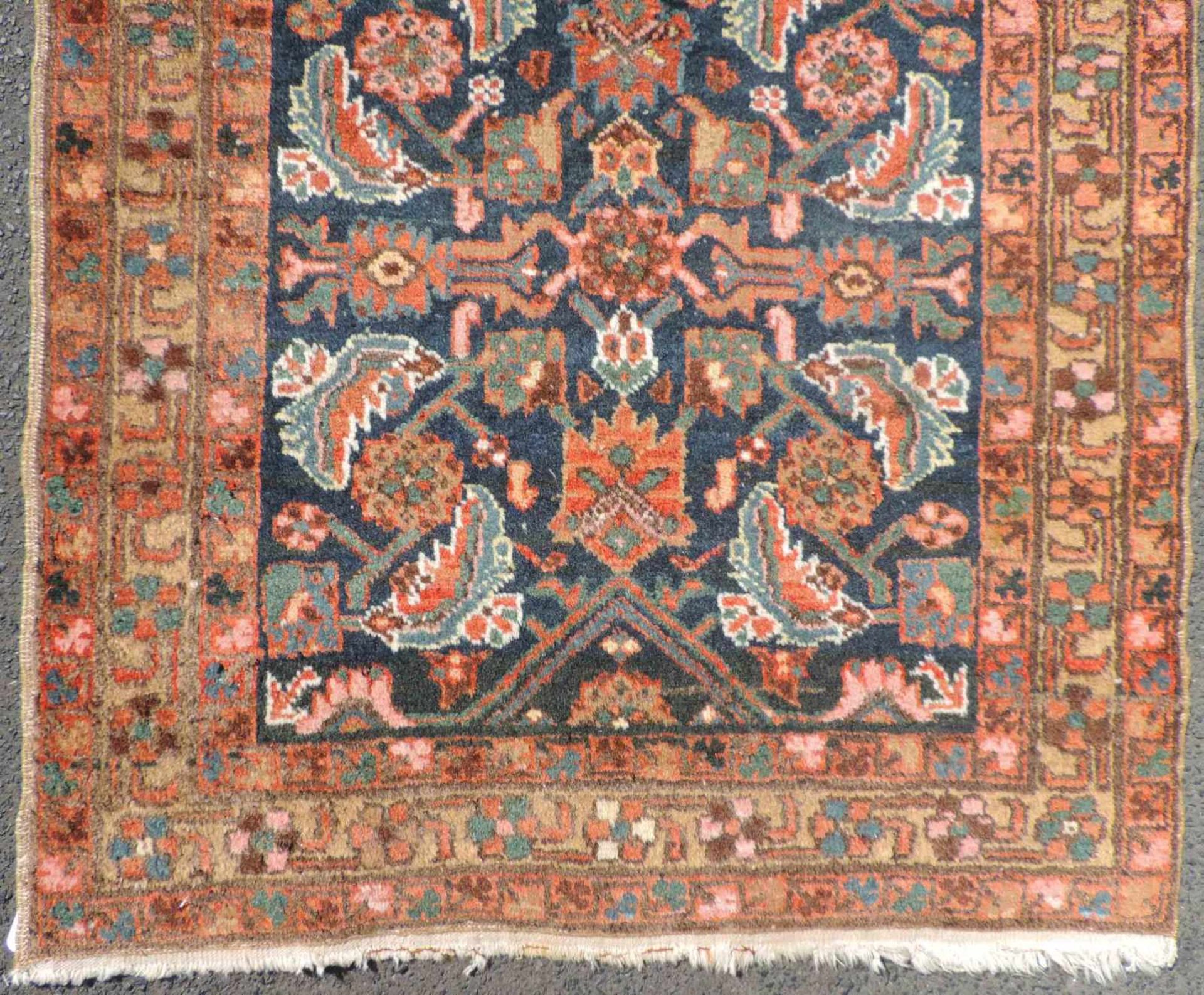 Heris Galerie. Dorfteppich. Iran. Alt, um 1920. 346 cm x 87 cm. Handgeknüpft. Wolle auf Baumwolle. - Bild 2 aus 7